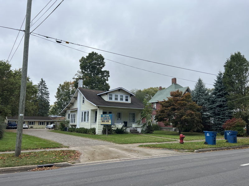 Midtown Motel (Dar-Bea Motel) - October 8 2023 (newer photo)